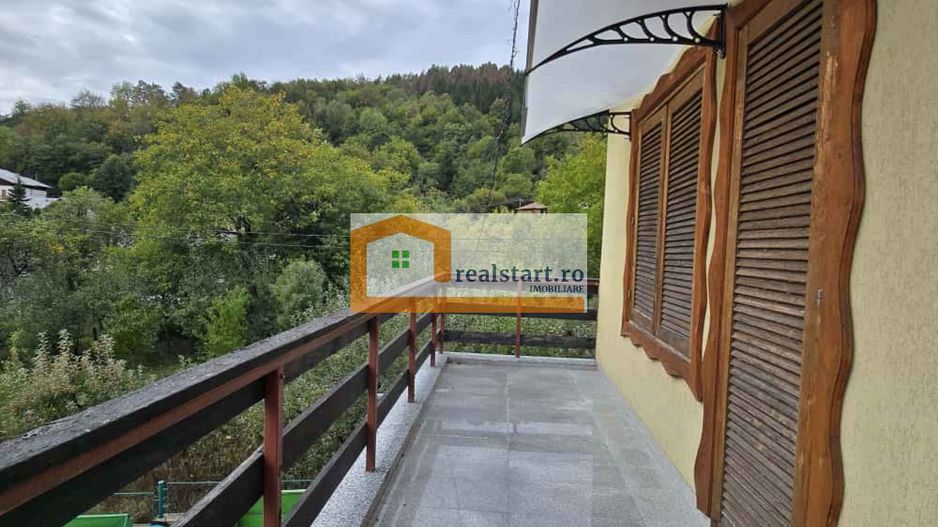 Vedere padure, panouri solare si fotovoltaice, pompa de caldura,  semineu - Poză 25