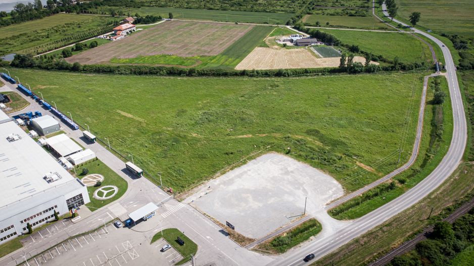 Teren 16,200mp lângă Hanul Moara cu Noroc Ineu - Poză 3