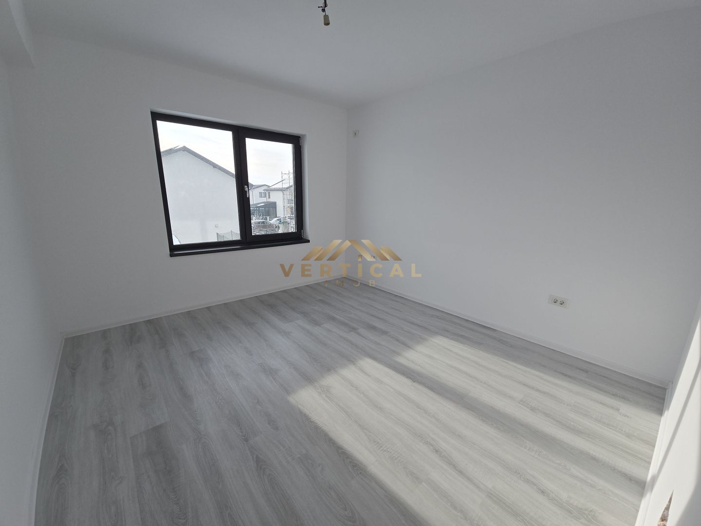 Vila cu teren superb in comuna Berceni! 4 Camere - Poză 5