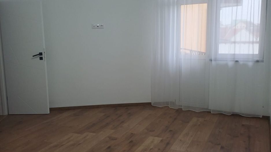 Apartament 2 camere, decomandat - Poză 4