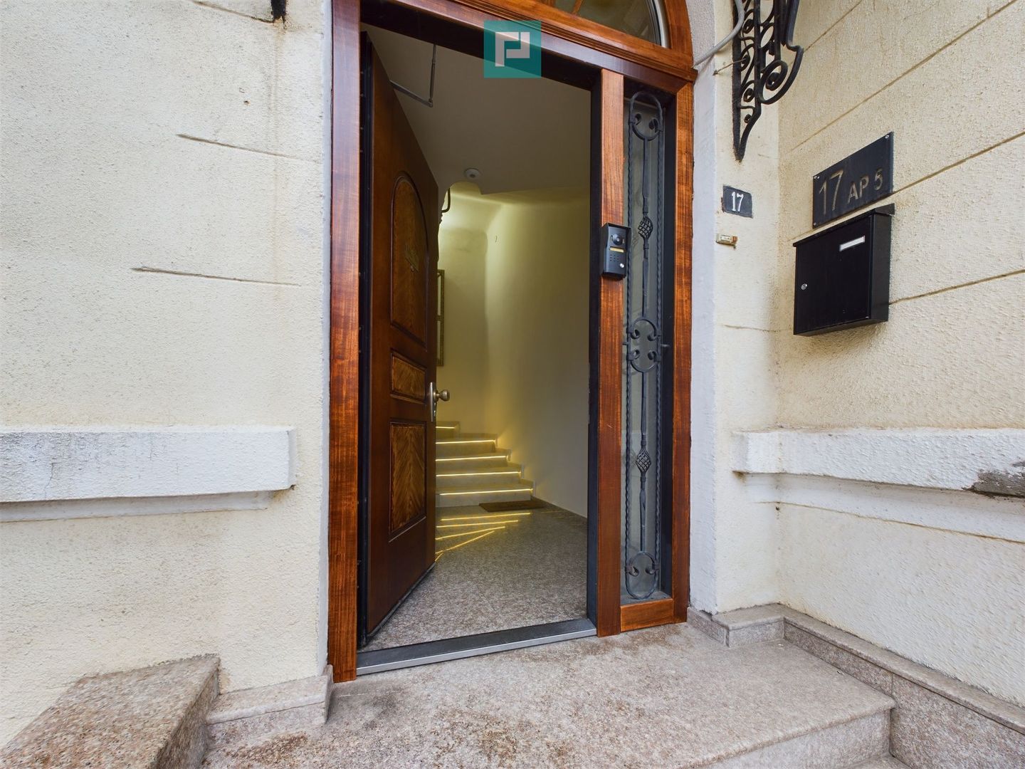 Apartament Central Renovat – Spațiu Generos la Piața Unirii - Poză 14