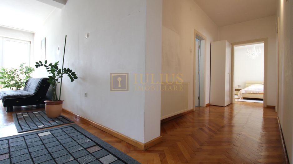 3 dormitoare, 3 bai, living spatios, 2 terase si curte. - Poză 16