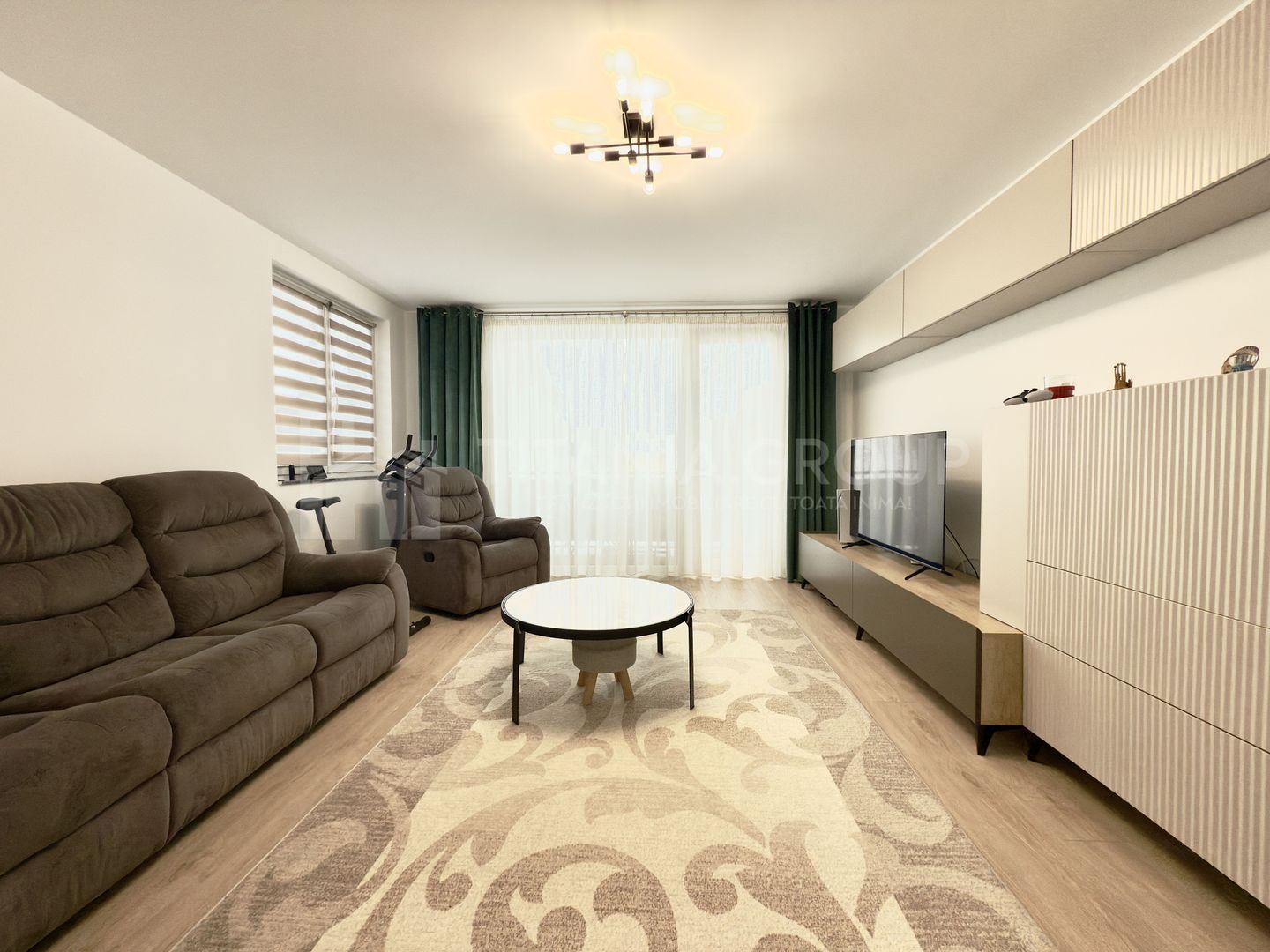 Apartament modern 3 camere, etaj intermediar + parcare - zona Coresi - Poză 2