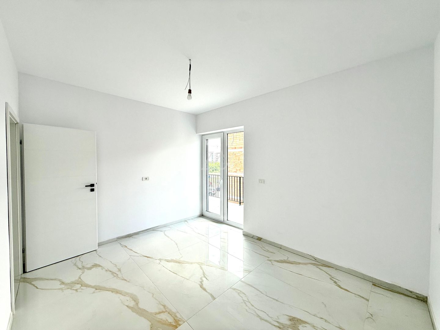 Disponibil imediat. Drum asfaltat. 2 locuri de parcare acoperite. - Poză 6