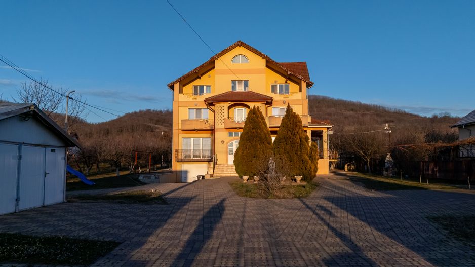 Vila superba | Teren 2300mp | Dealul cu tei | Aninoasa | Doicesti - Poză 4