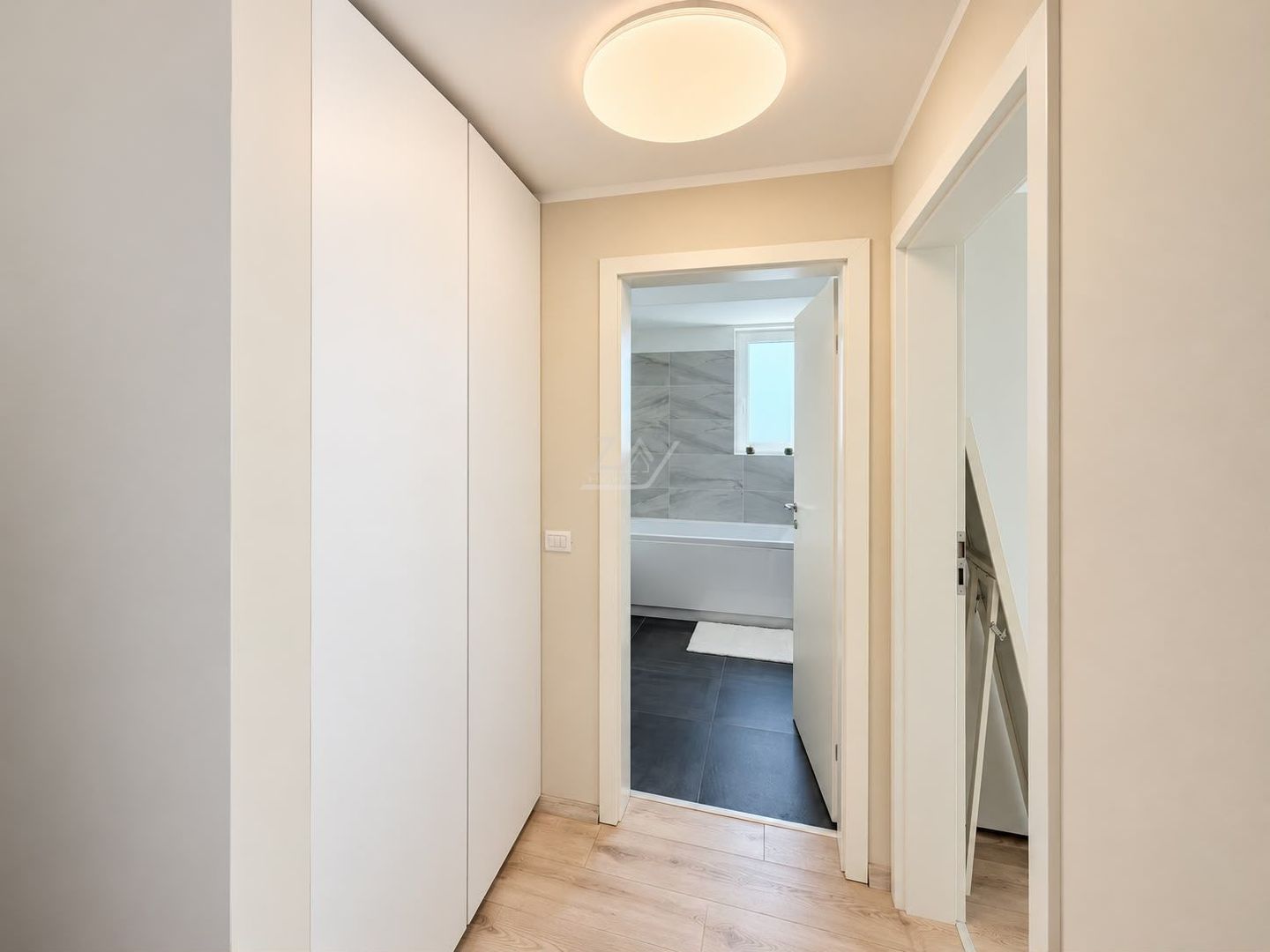 Mobilat si utilat complet. 2 bai. Asfalt. Disponibil imediat. - Poză 10