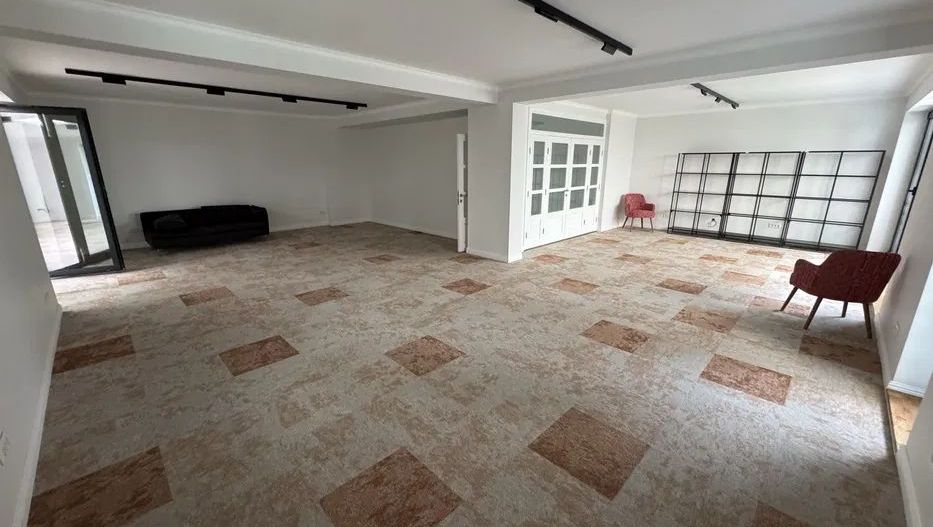 Spațiu modern cu terasă de inchiriat | Showroom, birou sau studio - Poză 3