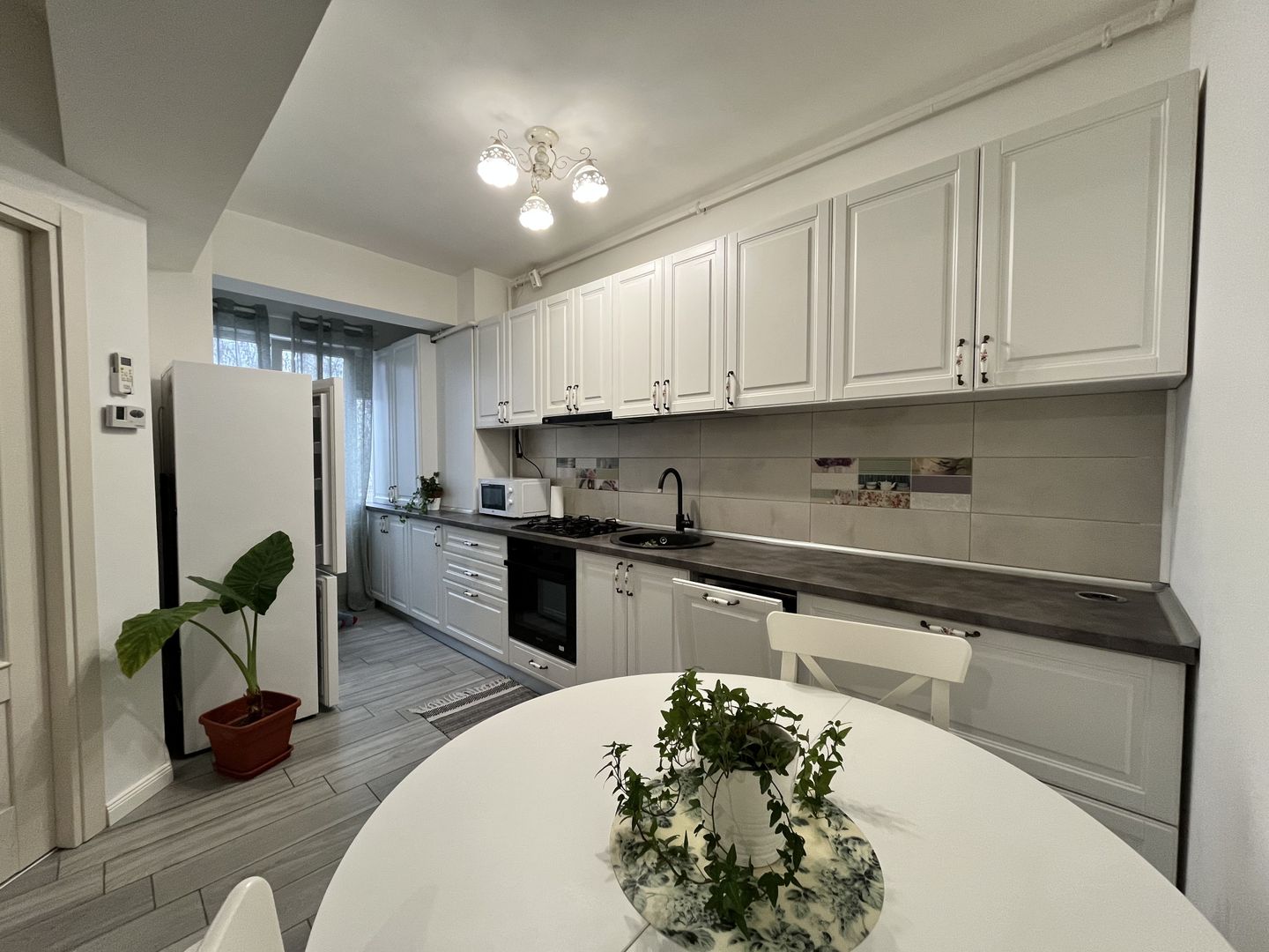 Studio bine compartimentat, parcare, complet mobilat, renovat, mutare imediata - Poză 19