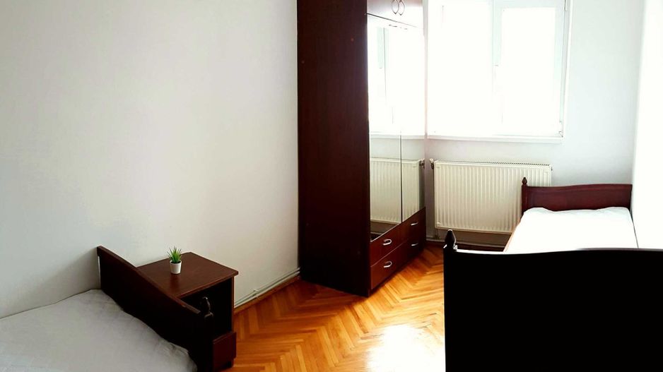 Inchiriez apartament CETATE - 3 camere plus living cu bucatarie - Poză 6