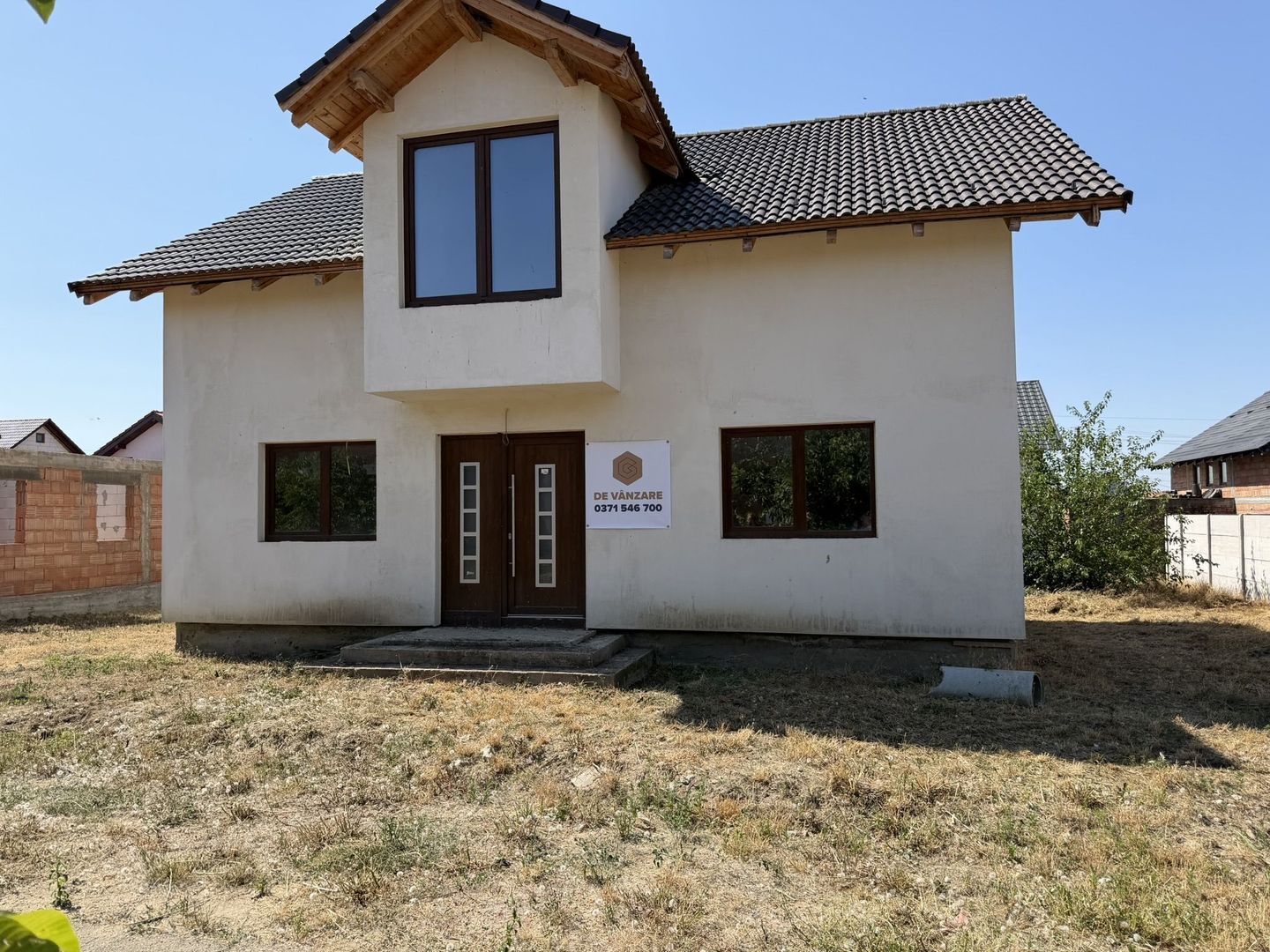 Casa la gri, 4 dormitoare, 3 bai, teren 400 mp - Poză 1