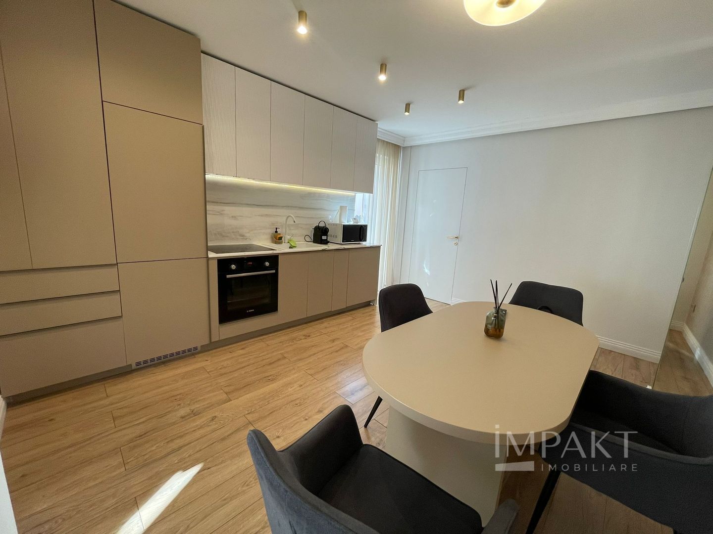 Apartament superb de locuit sau investitie in zona centrala cu 3 camere! - Poză 2