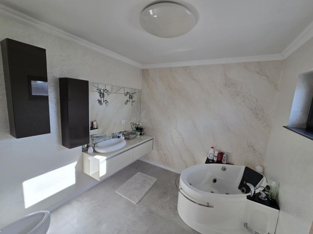 🏡✨ CASĂ PREMIUM  ȘENDRENI – 305 MP LOCUIBILI, TEREN 1.000 mp - Poză 5