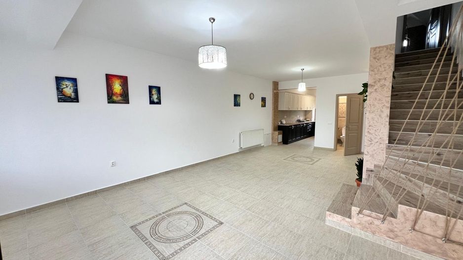 Casa cu 7 camere | 3 balcoane | Garaj | 220 mp + 80 mp curte | Cartier Panorama - Poză 3