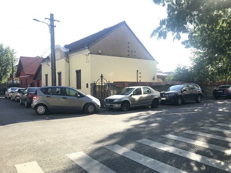 De inchiriat Casa Semidecomandata curte proprie cu 2 fronturi zona Uta - Poză 1