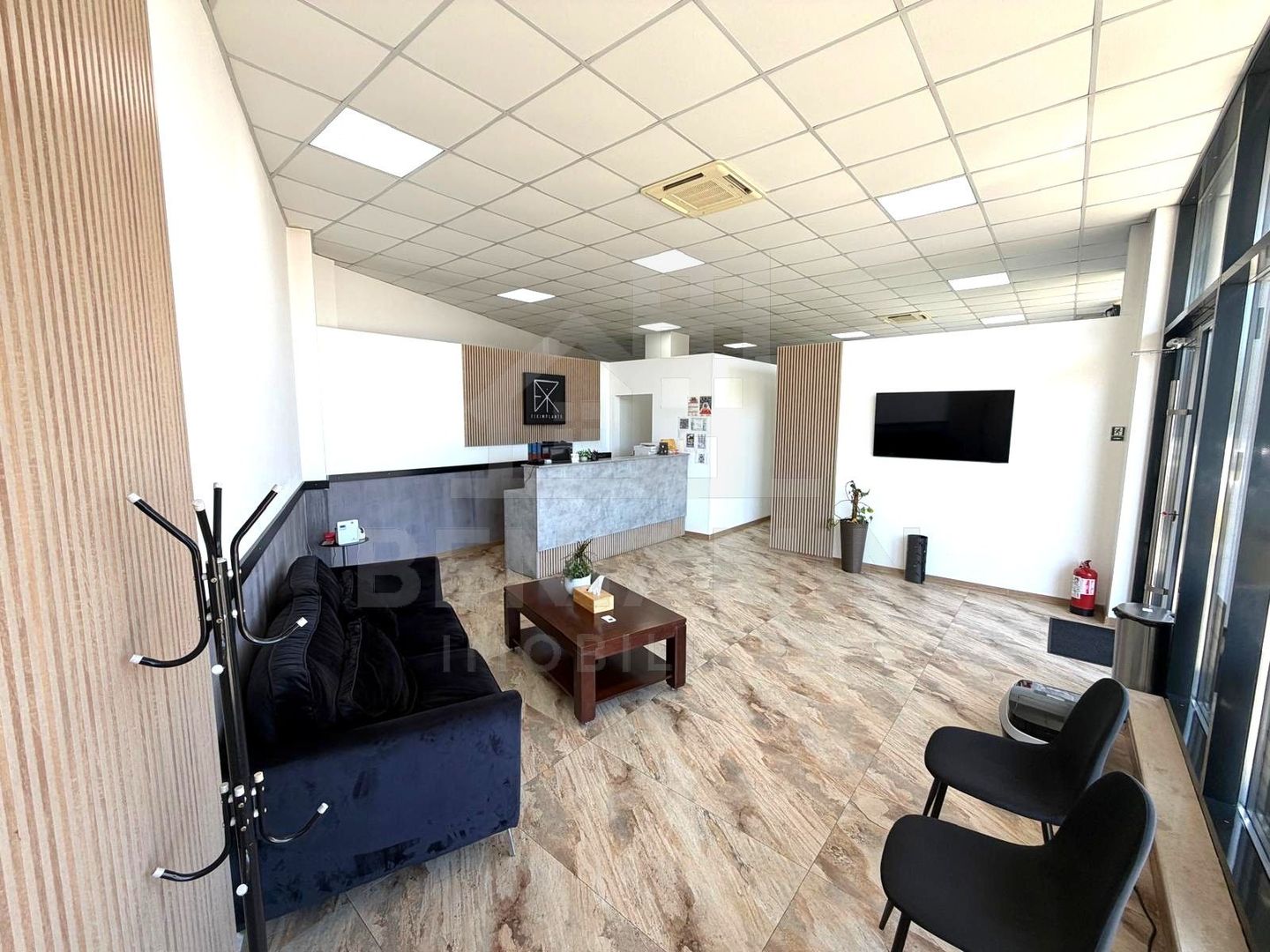 Spatiu comercial pe Bulevardul Decebal - Rovine - Helmat 100mp - Poză 6