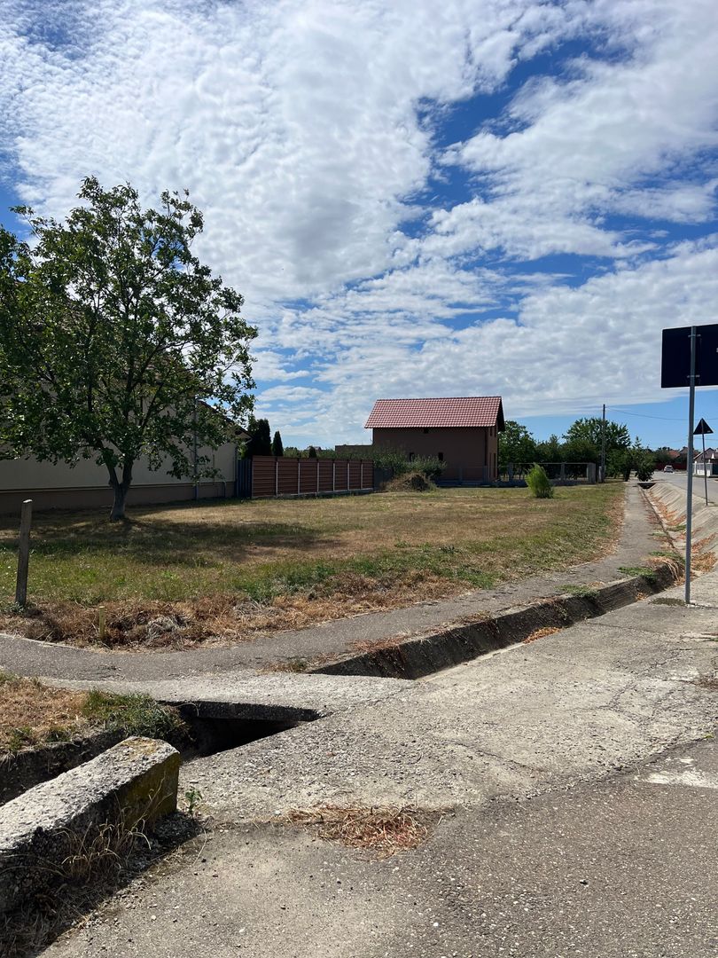 Teren intravilan de vanzare in Marghita – 800 mp, 2 fronturi stradale - Poză 1