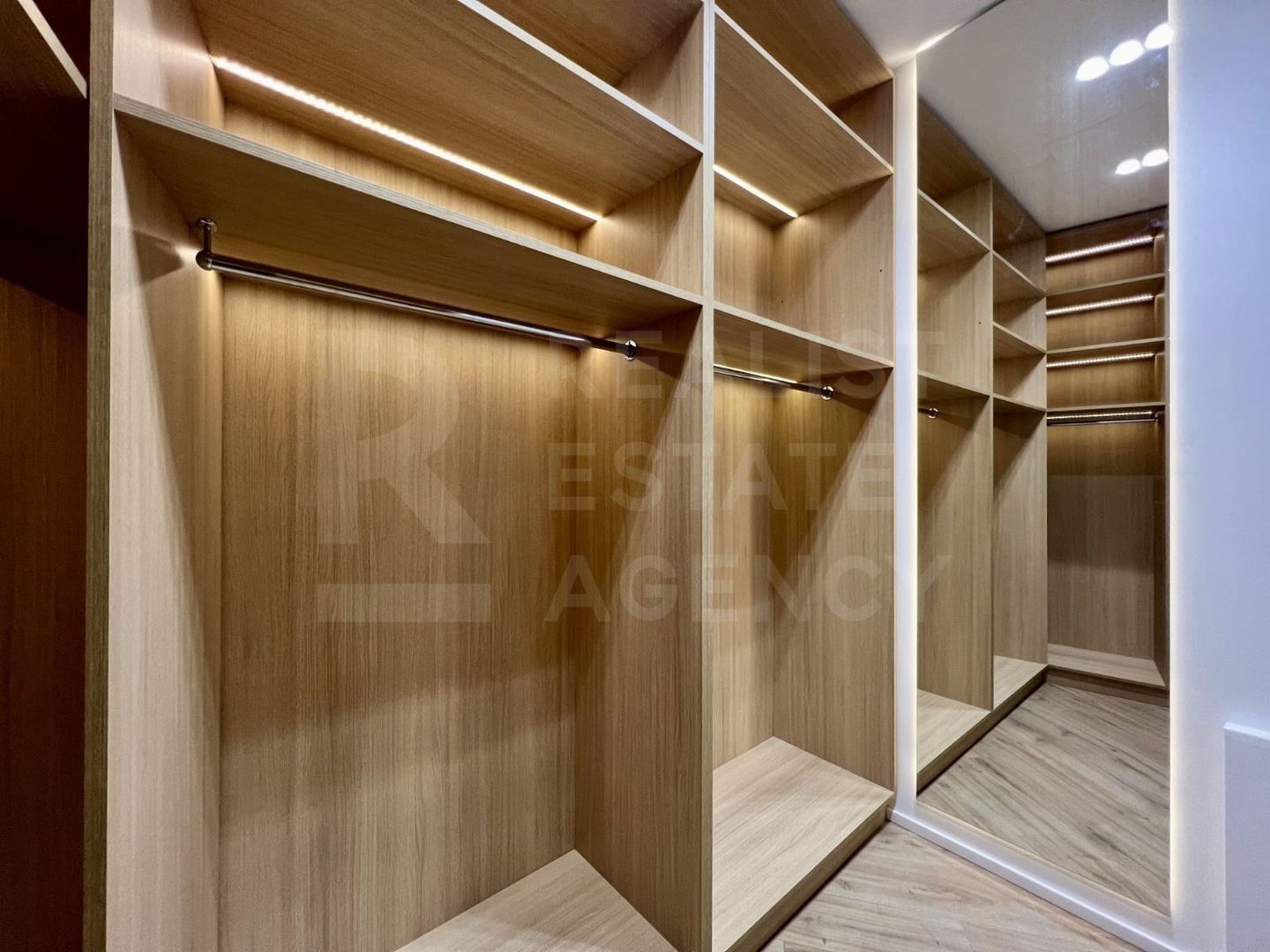 Vânzare, apartament, 2 dormitoare + living, strada Moara Roșie, Centru - Poză 4