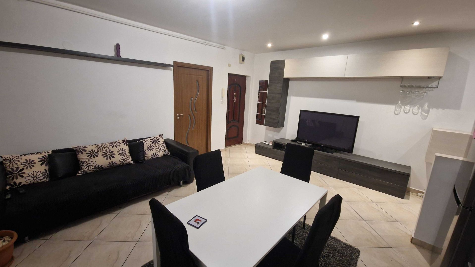 Apartament 3 camere, 64 mp, complet mobilat si utilat - Poză 2