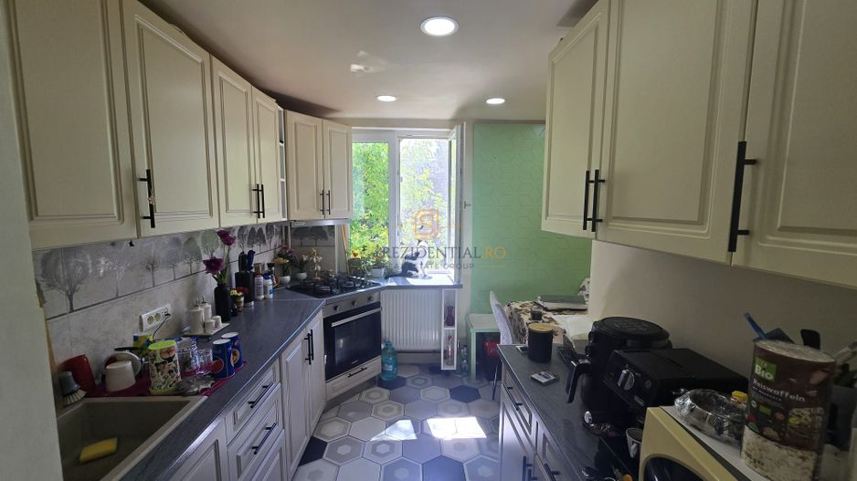 Apartament cu 4 camere de vanzare, Bd. C-tin Brancoveanu, Sector 4 - Poză 11