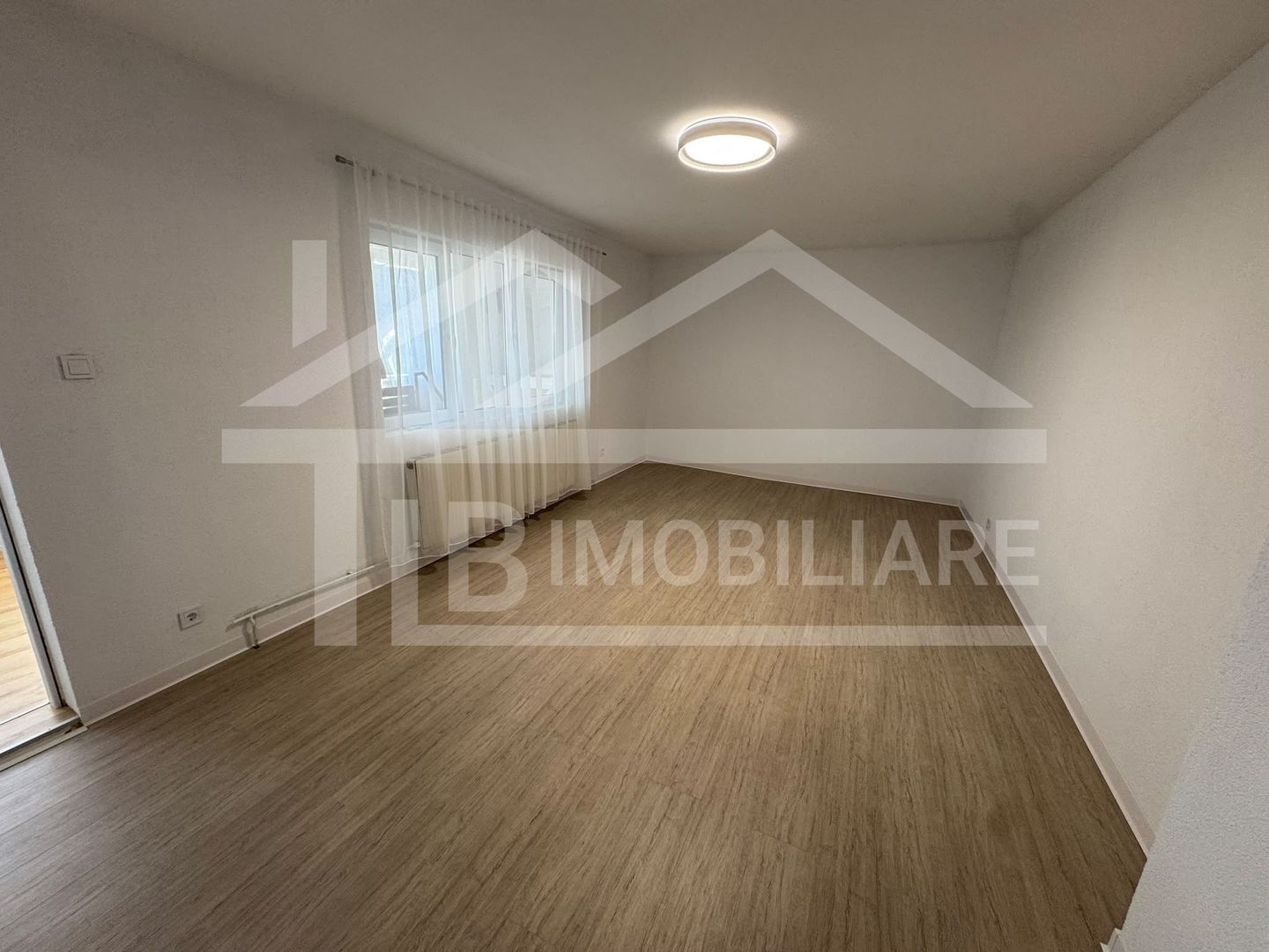 Casa cu 4 camere, 180 mp, Zona Semicentrala - Poză 2
