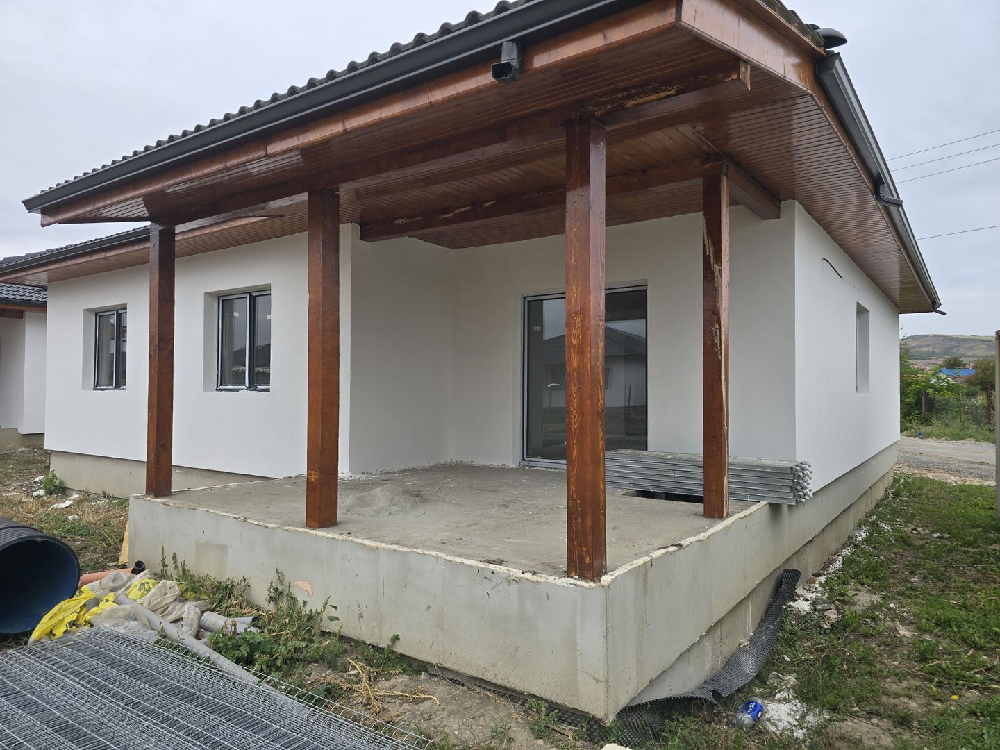Casă 4 cam,2 băi,terasă acoperită,500mp.teren,gard,pavaj. - Poză 2