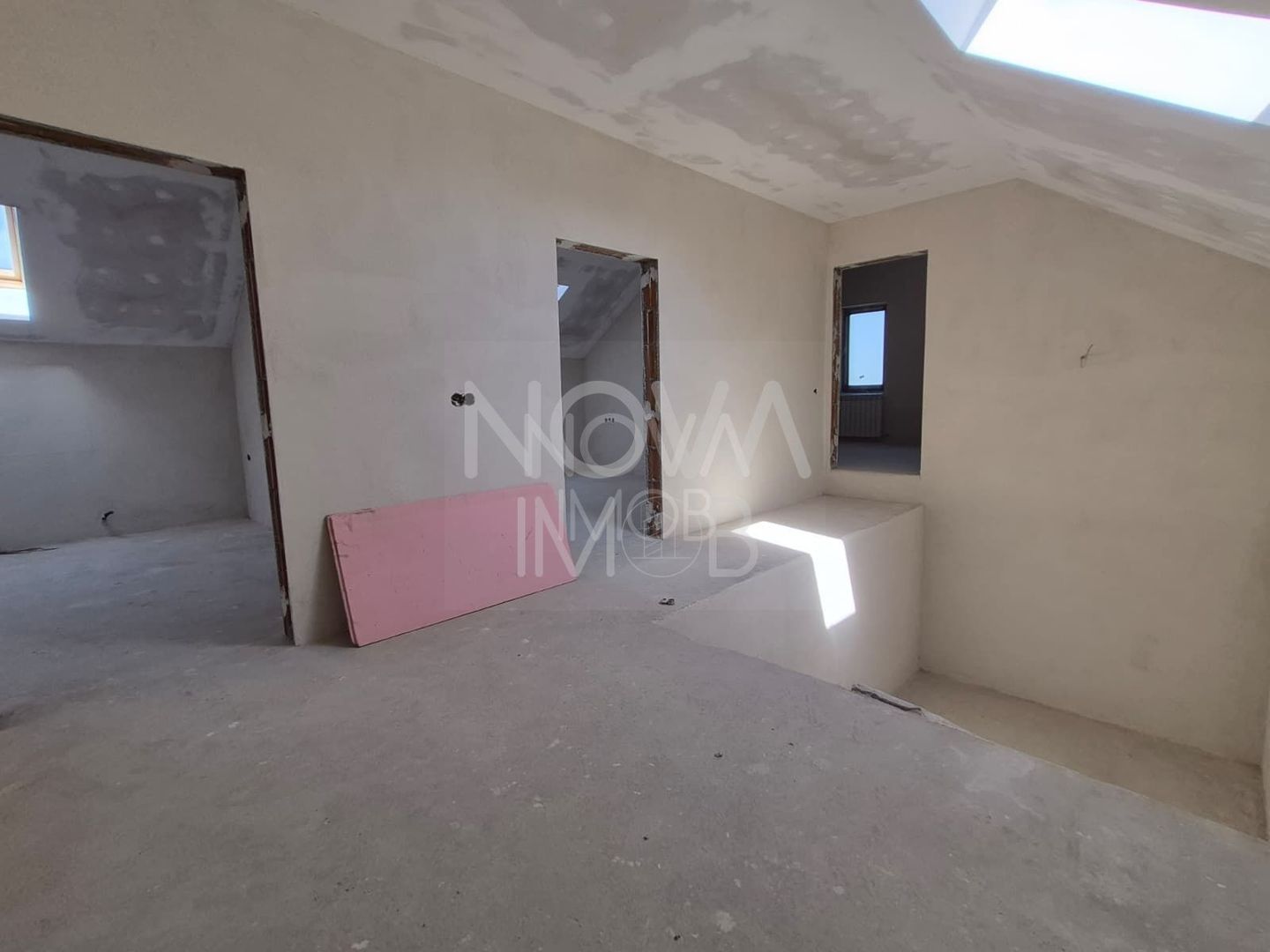 Casa generoasa cu 7 camere, 3 bai, dressing si parcare – Sura Mica - Poză 11
