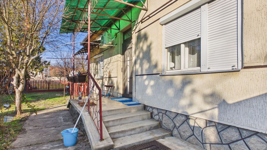 Casă cu 3 camere și teren generos în Battonya - Poză 2