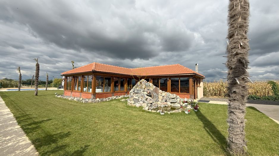 Vila de vanzare in APA-NORD  cu 2 Piscine/Zona de Relaxare/Acces lac - Poză 6