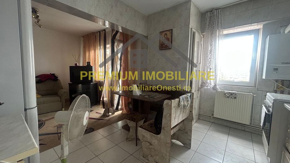 De vanzare Apartament 3 camere zona de jos - Poză 2