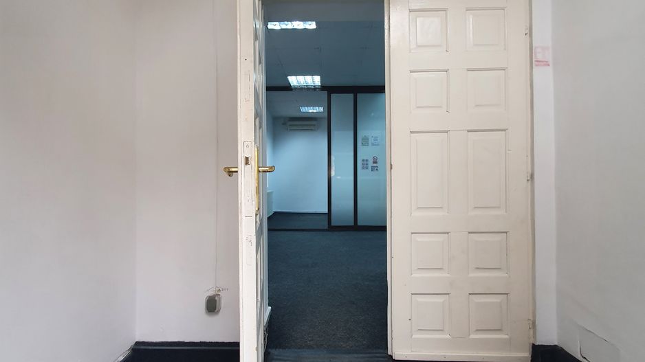 Spatiu comercial 39,22 mp + 18,17 mp pivnita + curte 18 mp - sos. Viilor - Poză 8