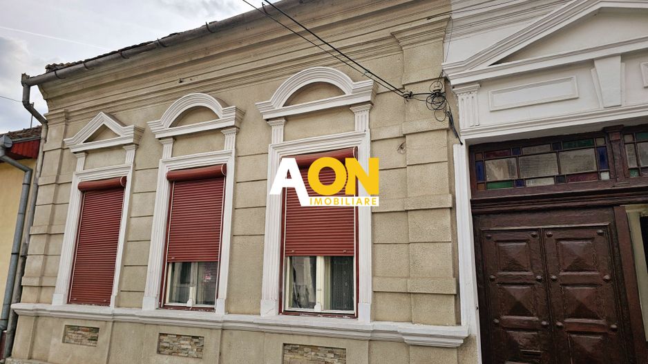 Casa 5 camere, 2 bai, 490 mp teren, Centru, pretabila pentru birouri - Poză 1