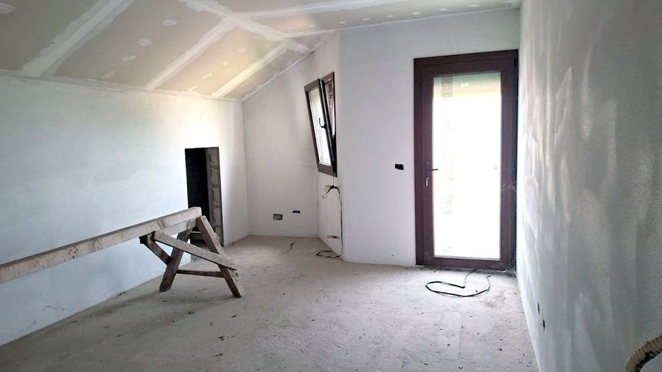 Casă tip vilă cu teren 2426 mp în Matca – oportunitate la 115.000 € - Poză 3