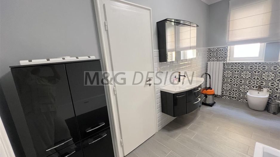 Apartament  deosebit amenajat LUX  boxa curte acces auto CENTRAL - Poză 14
