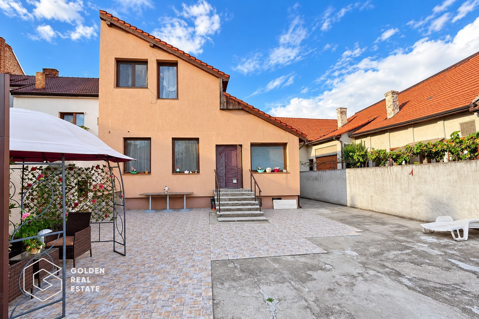 Casa individuala cu garaj si teren 556 mp, str Desseanu - Poză 1