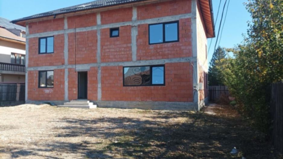 Aproape de oraș! Vânzare casă cu 5 camere în Ulmi! - Poză 2