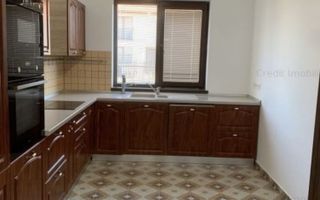 Inchiriez casă modernă în Ghimbav 2 nivele, curte proprie - Poză 4