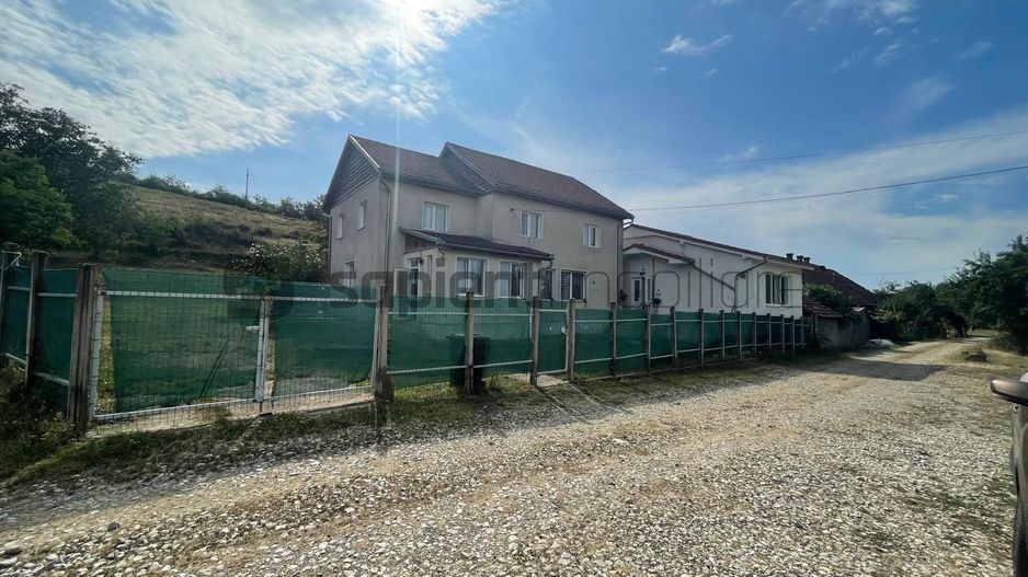 Casă spațioasă + Casă de oaspeți. Ideală pentru 2 familii! - Poză 1