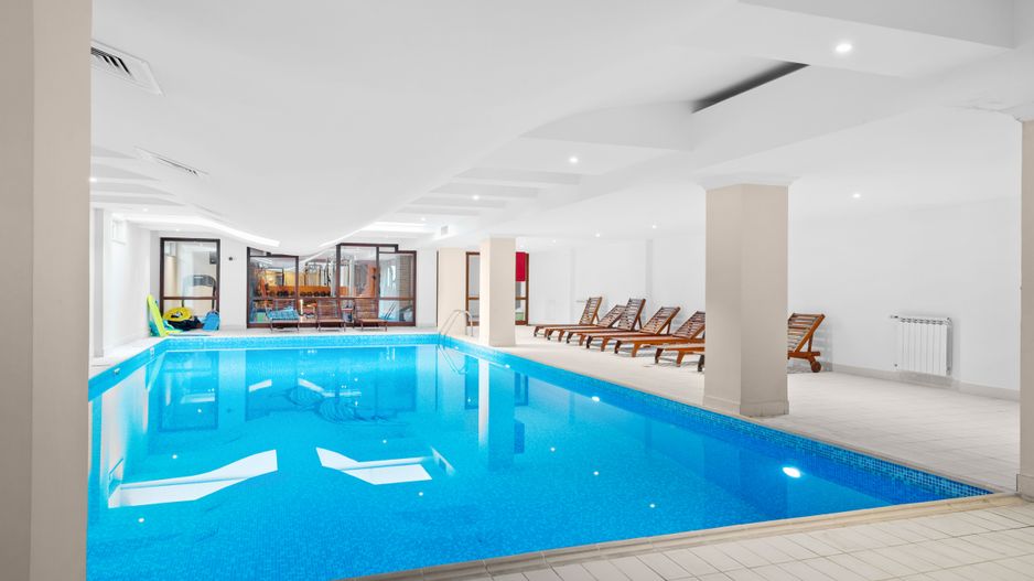4 camere| semineu| piscina interioara | sauna | sala de sport| parcare - Poză 8