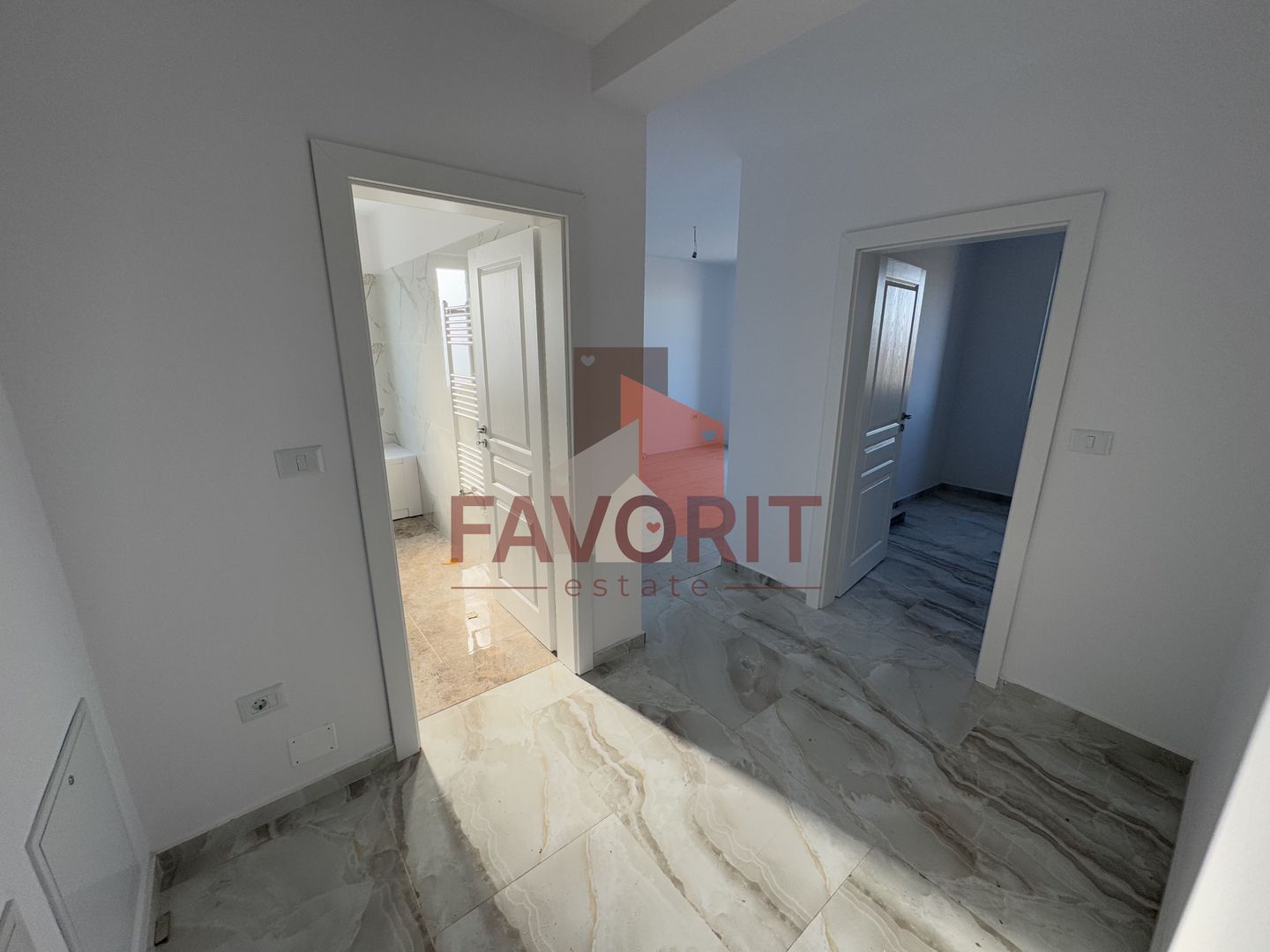 Etaj 1. Decomandat. Disponibil imediat. Loc de parcare - Poză 1