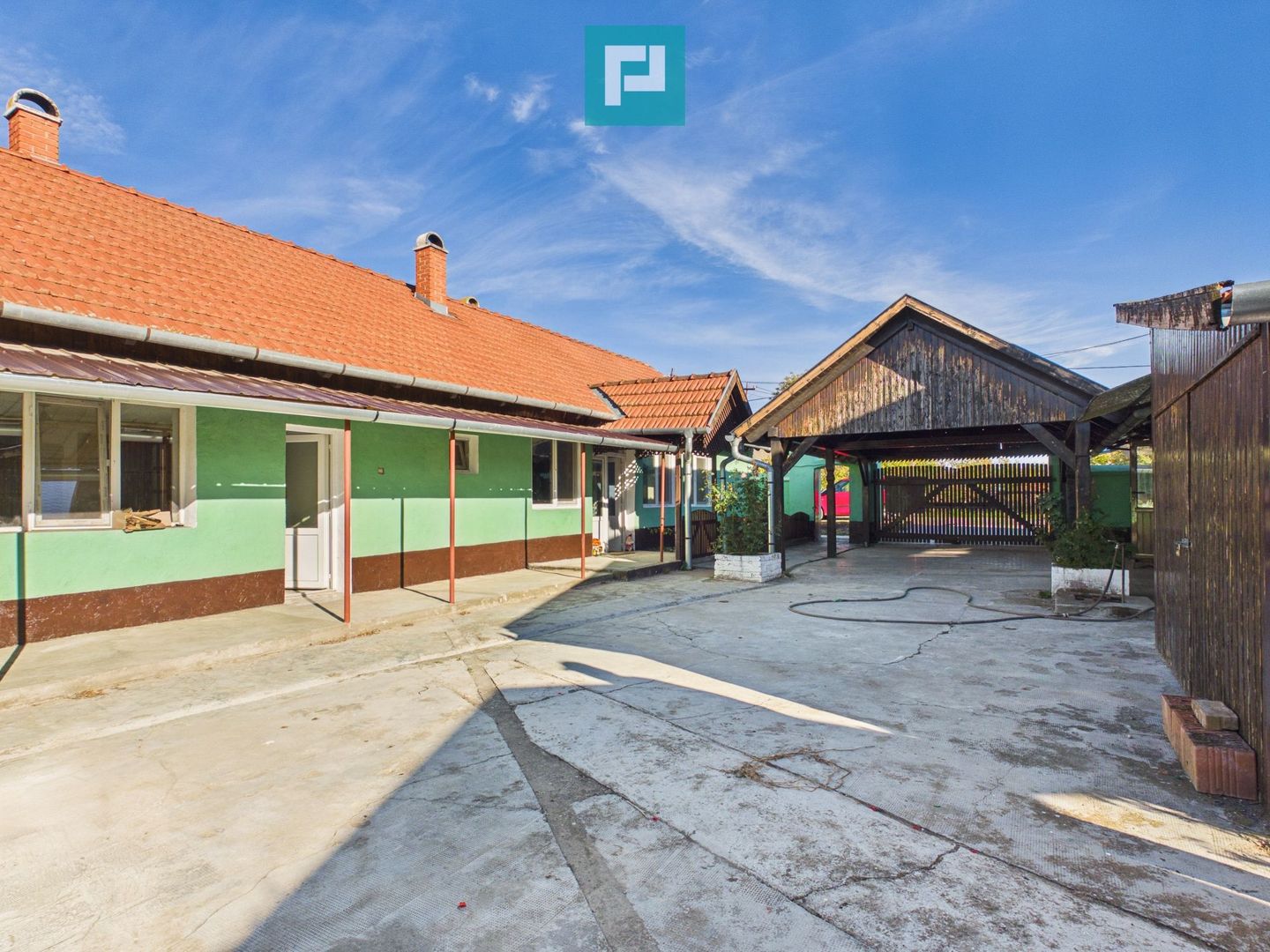 Casă spațioasă cu teren de 2.160 mp. Zerindu Mic - Poză 2