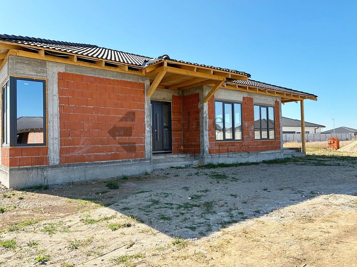 Casa la rosu  cu 4 camere de vanzare in Santandrei - Poză 1