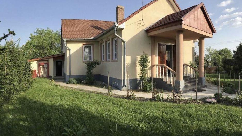 Vand casa in Acas judetul Satu Mare 136 mp si teren 710 mp - Poză 1
