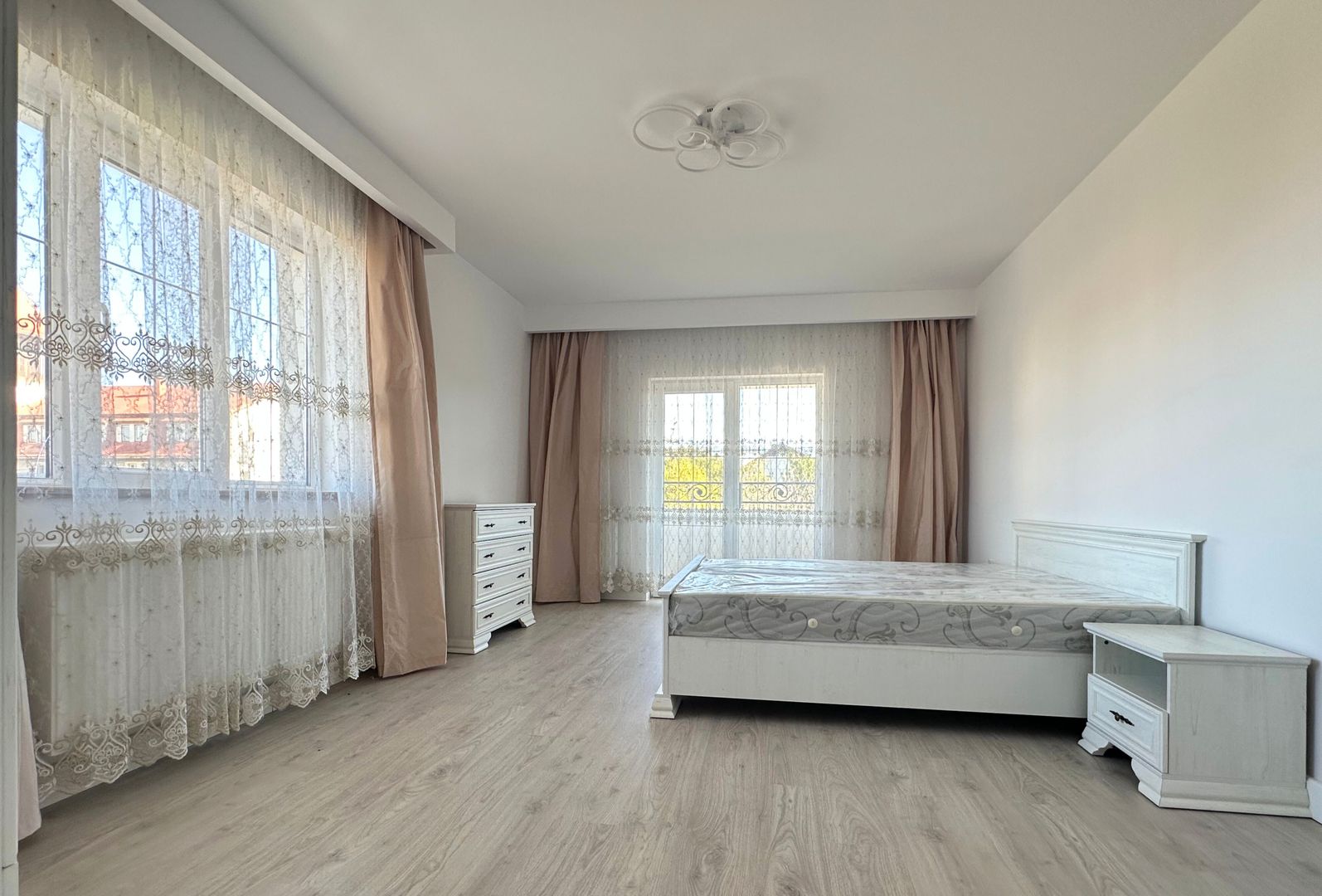 Vânzare casă 5 camere nouă elegantă și spațioasă în Hărman - Poză 28