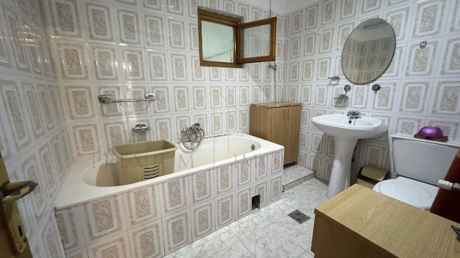 Casa + Spațiu comercial de vânzare în Onesti - Poză 11