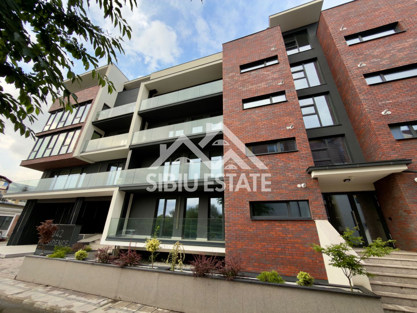 Apartament central finisare premium parcare subterana imobil nou - Poză 2