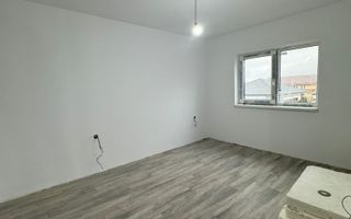 De vânzare - Casă cu 4 camere în cartier Izvor - Poză 8