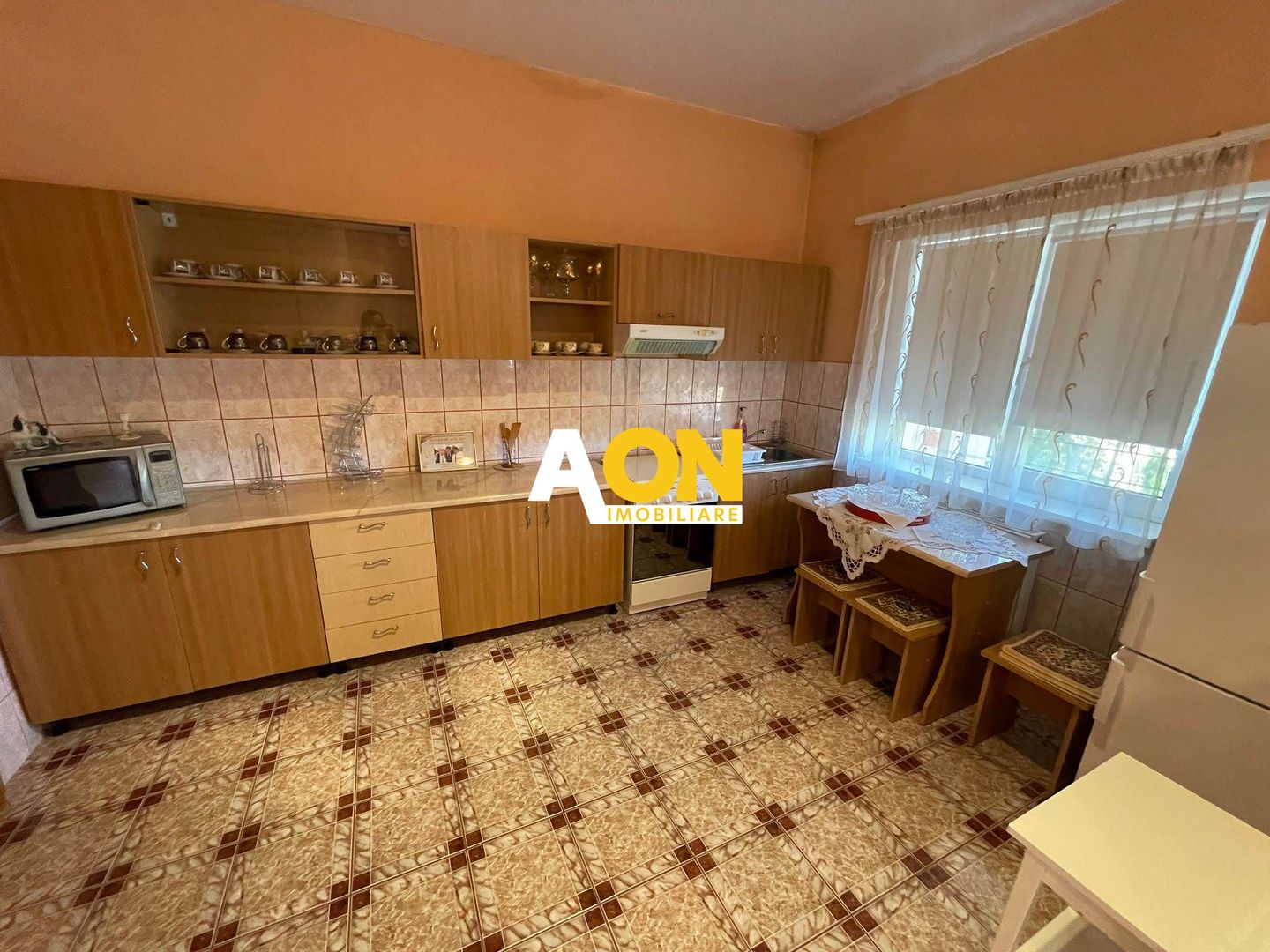 Casă cu 6 camere, teren 912 mp, garaj dublu, în zona Cetate-Schit - Poză 6