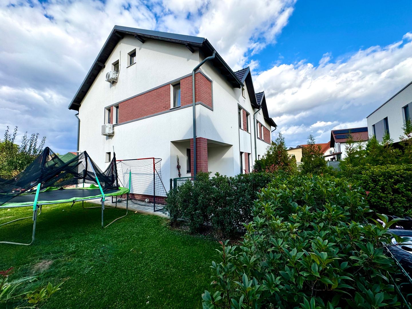Casa spațioasă, cu teren generos, zona liniștită - in Braytim - Poză 23