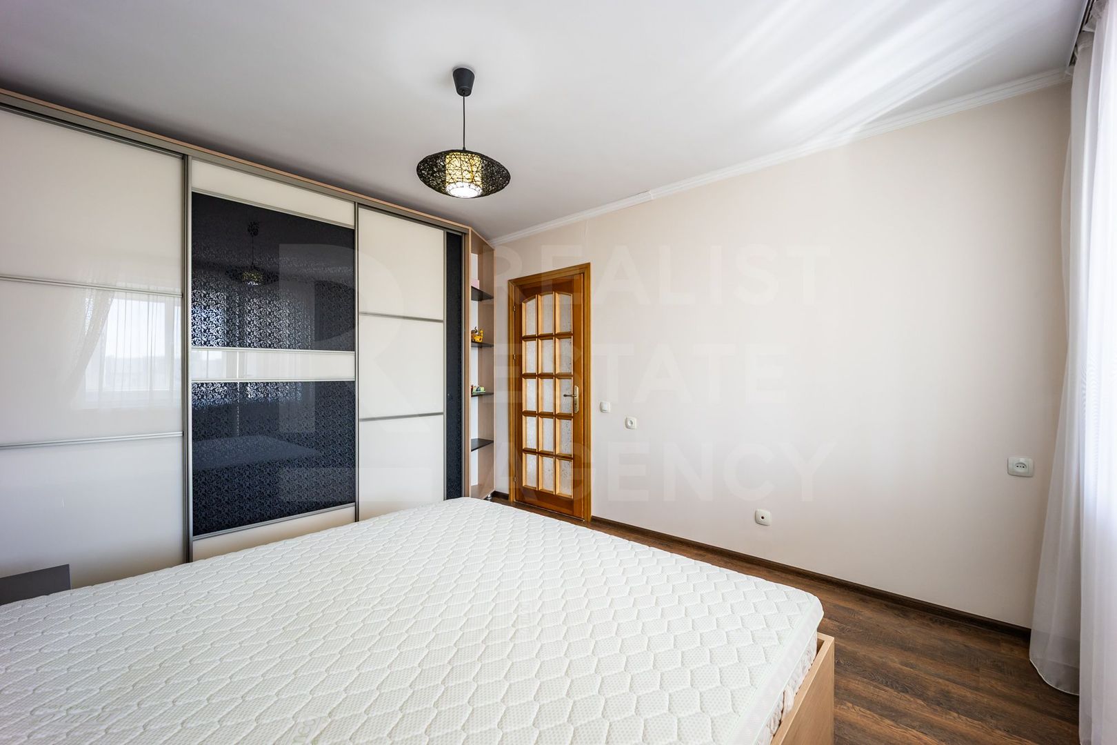 Vânzare, apartament 4 camere 86 mp , str. Milescu Spătaru, Ciocana - Poză 2