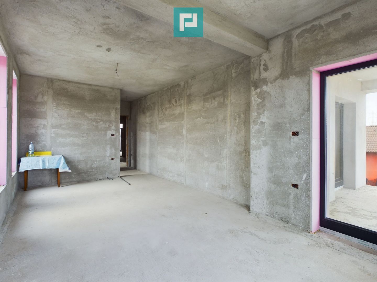 Vilă modernă pe 3 niveluri la gri în Poltura - Poză 23